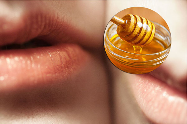 Trị chàm môi bằng mật ong
